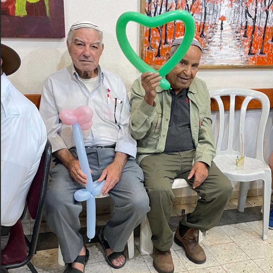 ר', ניצולת שואה